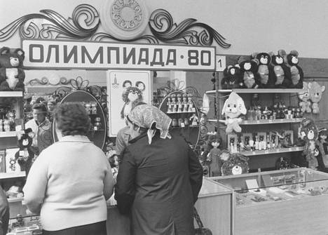 Asiakkaita matkamuistomyymälässä Moskovassa Moskovan olympialaisten aikaan heinäkuussa 1980. Berjozka-valuuttakaupoissa saivat asioida myös lähetystöjen ja ulkomaisten yritysten neuvostoliittolaiset työntekijät, mutta heidän oli maksettava ostoksensa virallisella kurssilla vaihdetuilla sekeillä.