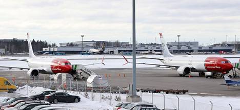 Kaksi Norwegianin Boeing 737 Max -matkustajakonetta seisoi Helsinki-Vantaan lentokentällä 13. maaliskuuta 2019.