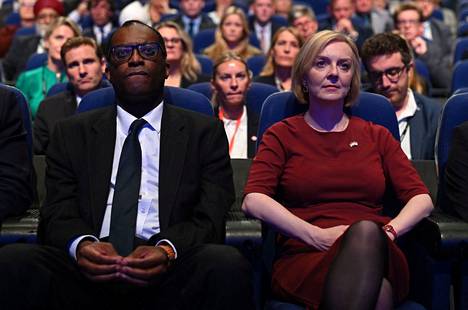 Valtiovarainministeri Kwasi Kwartengin (vas.) Britannian pääministerin Liz Trussin vieressä konservatiivipuolueen puoluekokouksen avajaisissa Birminghamissa sunnuntaina.