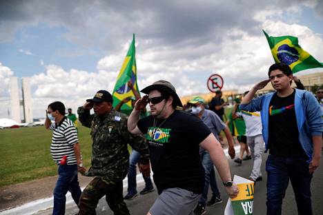 Bolsonaron kannattajat tukimarssilla 31. maaliskuuta. Samana päivänä vuonna 1964 Brasiliassa järjestettiin sotilasvallankaappaus, joka aloitti diktatuurin.