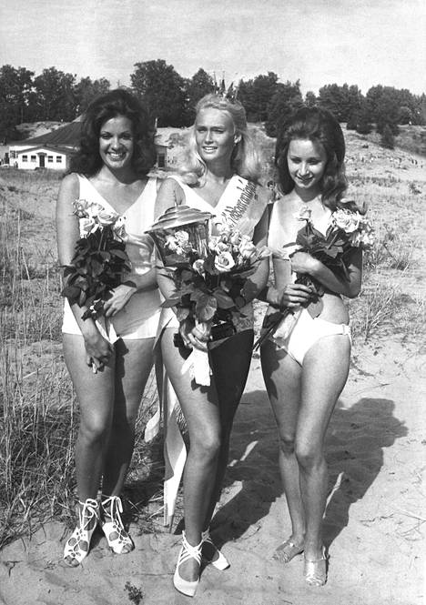 Suomen hiekkarantojen kauneimmat tänä kesänä. Vasemmalta ensimmäinen perintöprinsessa Soili Hämeenmaa, voittaja Anne Schäfer ja toinen perintöprinsessa Nitta Ekman.