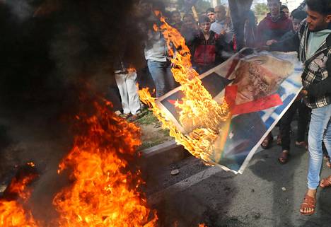 Palestiinalaiset mielenosoittajat polttivat Donald Trumpin kuvan Gazassa 15. joulukuuta.