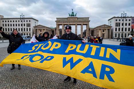 Brandenburgin portilla Berliinissä tammikuun lopulla mieltään osoittaneet protestoijat esittelivät Ukrainan lipun väristä lakanaa, jossa vaadittiin Putinin ja sodan pysäyttämistä.