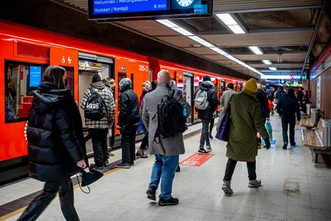 Metromatkustajia kuvattuina tammikuussa 2022.