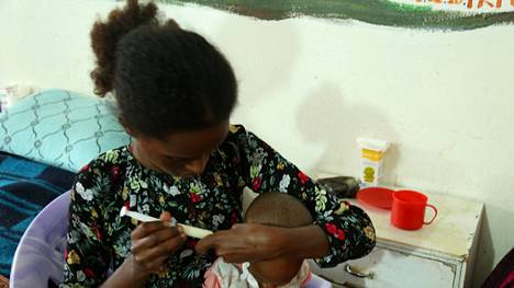 20-vuotias Brkti Gebrehiwot syötti pahoin aliravittua kahdeksan kuukauden ikäistä poikaansa Aamanuel Merhawia Wukron sairaalassa Tigrayn alueella Etiopiassa kesäkuussa. Nyt alueen lääkärienkin kerrotaan kerjäävän ruokaa.