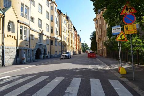 Kokonainen katu suljettiin pysäköinniltä useiksi kuukausiksi Katajanokan  ruuhkasumpussa, vaikka remonttia tehtiin vain pienellä pätkällä - Helsinki  