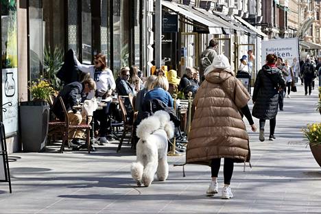 Ihmiset nauttivat aurinkoisesta kevätpäivästä Helsingissä 22. huhtikuuta 2023.