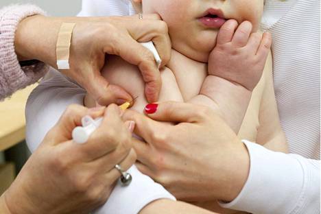 MPR-rokotetta annetaan yksivuotiaalle.