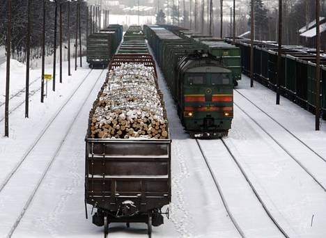Venäläistä raakapuuta kuljettava juna Imatralla.
