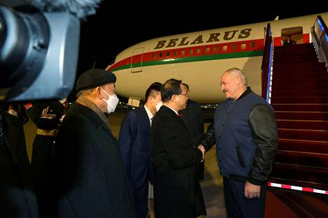 Valko-Venäjän presidentti Aljaksandr Lukašenka matkusti Kiinaan tiistaina kolmipäiväiselle vierailulle. Valkovenäläisen uutistoimisto BelTAn välittämä kuva.