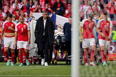 Tanskan tähtipelaaja Christian Eriksen saatiin elvytettyä kentällä, ja hänet vietiin paareilla pois stadionilta Tanska–Suomi-ottelussa lauantaina 12. kesäkuuta.