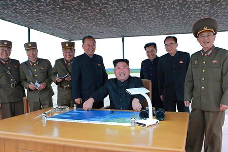 Kim Jong-un seurasi ohjuskoetta Pohjois-Korean uutistoimiston KCNA:n päiväämättömässä valokuvassa.