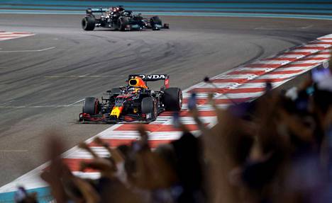 Max Verstappen ajoi sunnuntaina voittoon ja F1-maailmanmestaruuteen. Lewis Hamilton tuli kakkoseksi.