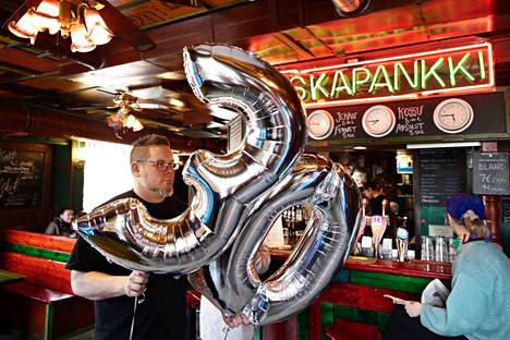 Ravintolapäällikkö Kalle Sepperillä on käsissään Roskapankin 30-vuotisjuhlista jääneet ilmapallot.