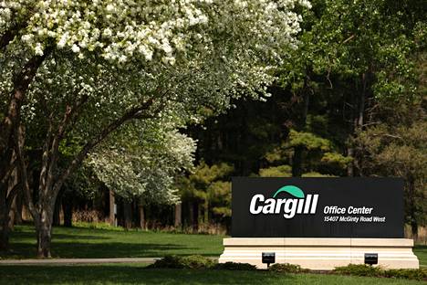 Yhdysvaltalainen monialayhtiö Cargill on ryvettynyt muun muassa toimitusketjujensa vastuullisuutta koskevissa kohuissa. Kuva yhtiön pääkonttorilta Minnesotan Wayzatasta.