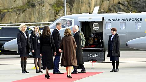 Alexander Stubb ja Suzanne Innes-Stubb hyvästelivät kuningasparin  vierailun päätteeksi Landvetterin lentokentällä Göteborgissa keskiviikkoiltana.