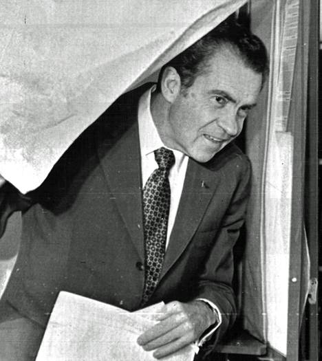 Presidentti Nixon poistui varsin tyytyväisen näköisenä äänestyskopista San Clementessä, Kaliforniassa.