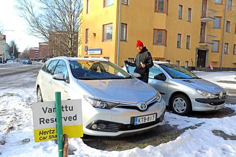 Asukas Matti Koistinen ja älykortilla avattava asunto-osakeyhtiö Koskentien yhteiskäyttöauto Tampereella helmikuussa 2020.