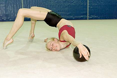 Heini Lautala (nykyään Lukkari) kilpaili rytmisessä voimistelussa olympiakisoissa Sydneyssä vuonna 2000. Hän on yksi avoimen kirjeen kirjoittajista.