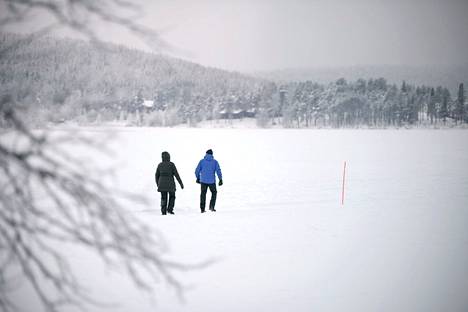 Ulkoilijat liikkuivat järven jäällä Kolarissa joulukuun alussa, noin 30 asteen pakkasessa.