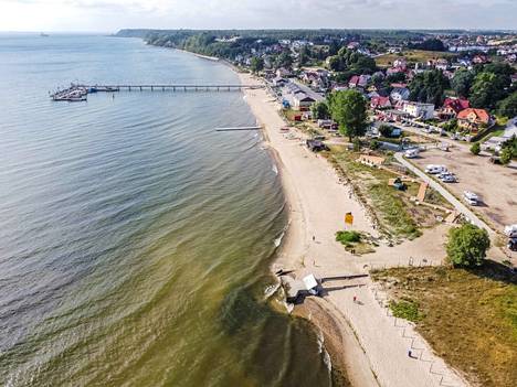 Levä rehotti Gdanskin rehevöityneessä rannassa Puolassa heinäkuussa. Puola ei suostu päästömittauksiin vesissään.