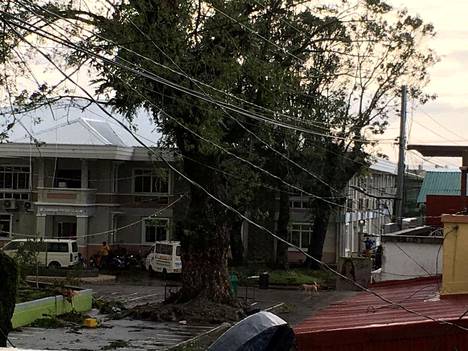 Katkenneita sähkölinjoja Phanfone typhoonin jäljiltä Tanauanissa Filippiineillä joulupäivänä.