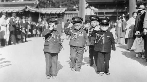 Koko yhteiskuntaan levinnyt militarismi oli merkittävä syy Japanin pitkään kestäneelle sotainnolle. Dokumentin mukaan vuonna 1938 valtion menoista 75 prosenttia meni asevoimille.
