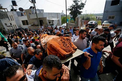 Israelin armeijan ampuman naisen ruumista kannettiin sunnuntaina Husanissa Länsirannalla.
