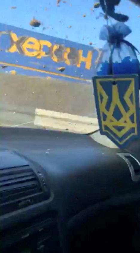 Huoltoasemalle tehty ilmaisku lennätti rojua ilmaan Hersonin kaupungissa Etelä-Ukrainassa viime perjantaina. Kuva on autosta otetusta ja sosiaaliseen mediaan ladatusta videosta otettu pysäytyskuva. 