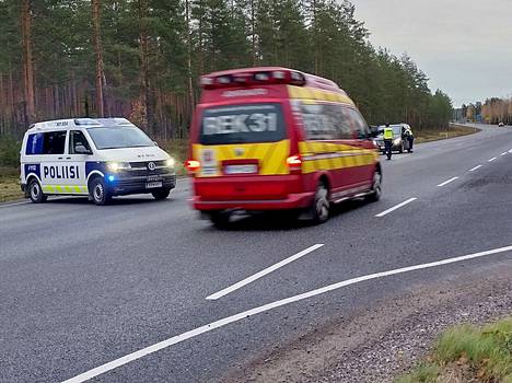 Poliisin tiesulku ja pelastuslaitoksen johtoauto matkalla onnettomuuspaikalle Luumäellä. 