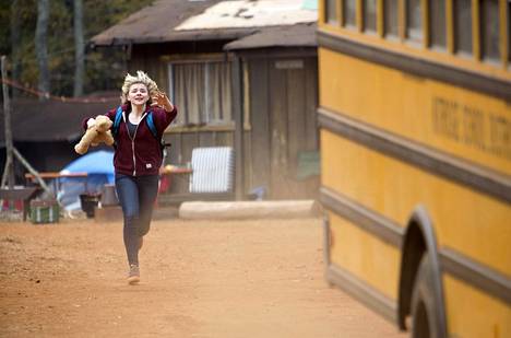Cassie (Chloë Grace Moretz) kokee kovia 5. aallossa.