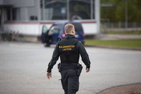 Rajavartija Vaalimaan rajanylityspaikalla Virolahdella.