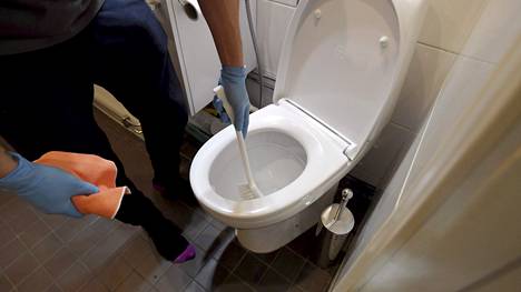 Tee se näin | Moni on oppinut puhdistamaan wc:n tavalla, joka on tehoton – asiantuntija antaa yksinkertaisen ohjeen, joka voi mullistaa vessan siivouksen