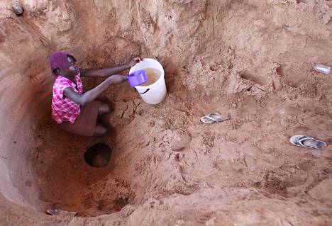 Nainen keräsi juomavettä kaivosta Zimbabwen Gokwessa toukokuussa 2015.