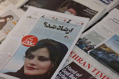 Mahsa Aminin kuolema näkyi sanomalehden kannessa Teheranissa 18. syyskuuta. Amini oli kuollut kahta päivää aiemmin.