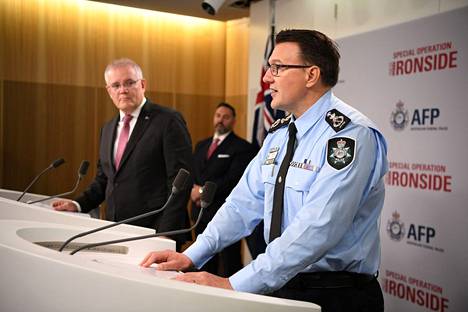Yhdysvaltain lähetystön edustaja Anthony Russo (oik.) Ironside-operaation tiedotustilaisuudessa Sydneyssä Australiassa. Vasemmalla Australian pääministeri Scott Morrison. 