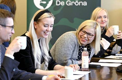 Vihreiden Oras Tynkkynen (vas.), Sofia Virta, Saara Hyrkkö ja Maria Ohisalo puolueen eduskuntaryhmän kokouksessa huhtikuussa.