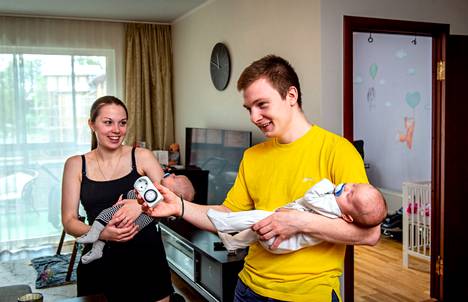 Kadri Org-Lillevälin (vas.) ja Uku Lillevälin perheeseen kuuluvat kahden kuukauden ikäiset kaksoset Neeva ja Niilus.