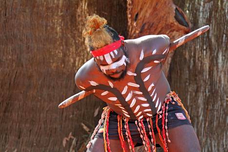 Myös perinteiset aboriginaalien tanssiesitykset kertovat myyttisen uniajan tapahtumista.