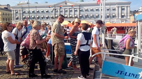 Matkustajia nousemassa alukseen Kauppatorilla kesällä 2016.