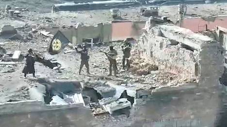 Ruutukaappaus videolta, jonka kerrotaan näyttävän palkka-armeija Wagnerin sotilaita rakennuksen katolla Bahmutissa. Video on julkaistu viime viikon torstaina.