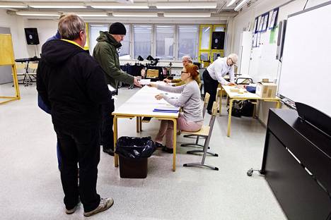 Kuntavaalien varsinainen vaalipäivä on 13. kesäkuuta. Kuvassa äänestäjiä Espoossa edellisissä kuntavaaleissa vuonna 2017.