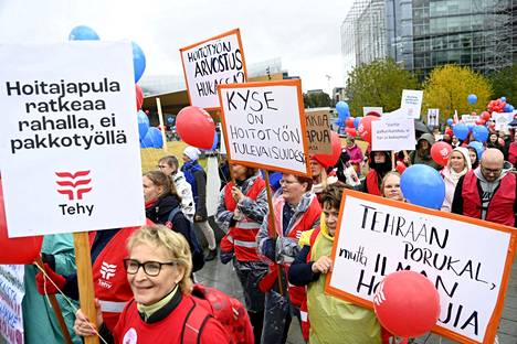 Hoitajat osoittivat mieltään potilasturvallisuuslakia vastaan Helsingin Kansalaistorilla 16. syyskuuta.