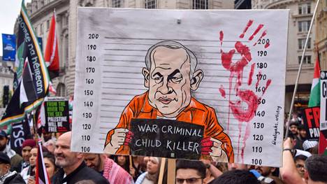 Mielenosoittajat vaativat Israelin pääministeriä Benjamin Netanjahua vastuuseen Gazan sodasta Lontoossa lauantaina.