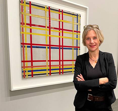 Kuraattori ja taidehistorioitsija Susanne Meyer-Büser kuvattuna Piet Mondrianin New York City I -teoksen vieressä Düsseldorfissa. Teos on kuraattorin mukaan ripustettu ylösalaisin. 