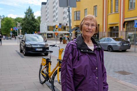 In Lilja Mäntylä's opinion, Kauppiaskatu does not function as a courtyard street.  He is surprised to learn that it is also allowed to walk in the middle of the street.  