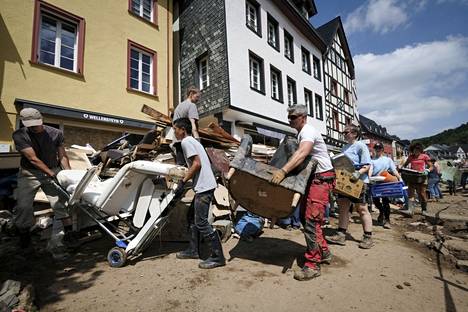 Bad Münstereifelin kaupungissa on käynnissä suurtalkoot viime viikon tuhoisien tulvien jäljiltä.