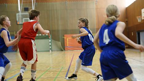 Islantilaisdokumentti kysyy, miten tyttöjen ja poikien urheilu eroavat toisistaan.