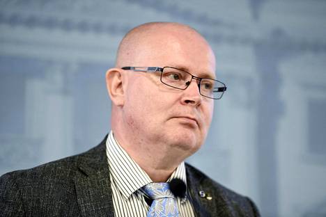 Työministeri Jari Lindström (sin)