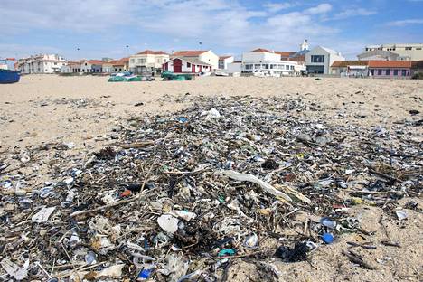 Tuttu näky kautta maailman: meri huuhtoo muovijätettä rannoille.